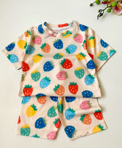 ست راحتی *تیشرت شلوارک* طرح توت فرنگی مناسب ۷ ماه تا ۹ سال کپی
